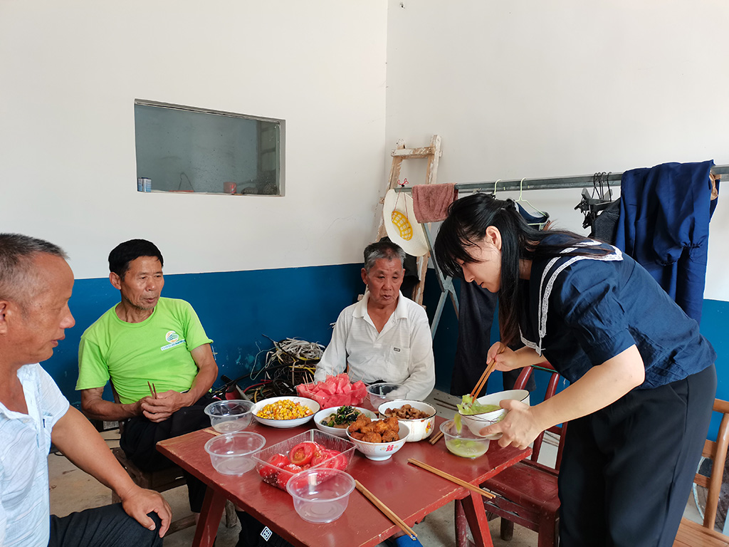 图2为特困空巢老人开展幸1餐桌服务.jpg 图2为特困空巢老人开展幸1餐桌服务.jpg